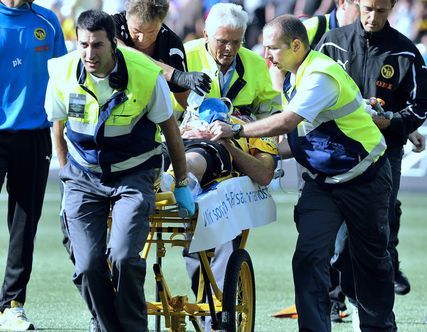 VIDEO SOCANT: A fost la un pas de MOARTE pe teren! Imagini socante:_8