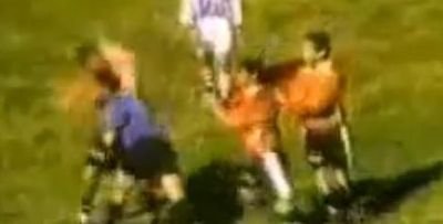 Ce face un arbitru care se enerveaza? II BATE pe toti jucatorii de pe teren! VIDEO