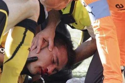 VIDEO SOCANT: A fost la un pas de MOARTE pe teren! Imagini socante:_11