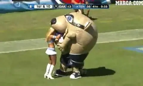 Cea mai NEBUNA mascota din lume are o problema cu majoretele! VEZI ce face: