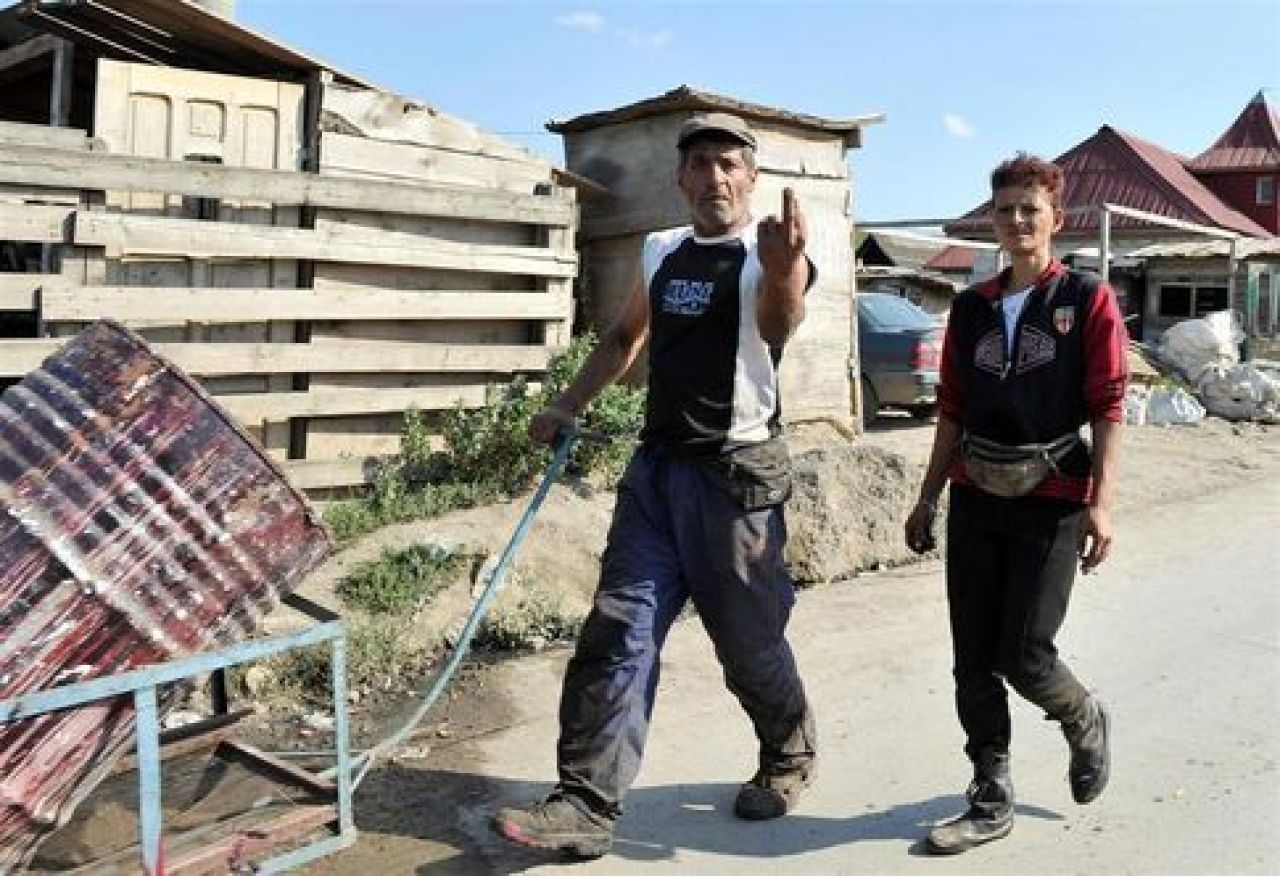 CE oameni RAI: Deseuri si caini morti pe strada - asa a inceput aventura in Transilvania! Imagini socante:_33