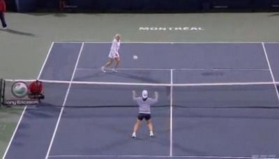 Cea mai sexy jucatoare de tenis a momentului stie si cu mingea: Wozniacki&nbsp;s-a bagat la tenis de picior! VIDEO