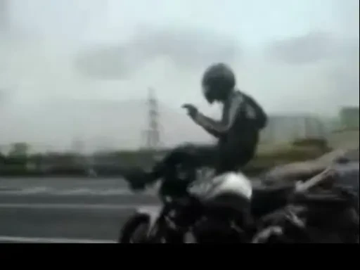 Maestru sau inconstient? Conduce motorul fara maini, catarat pe ghidon!