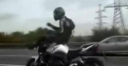 Maestru sau inconstient? Conduce motorul fara maini, catarat pe ghidon!