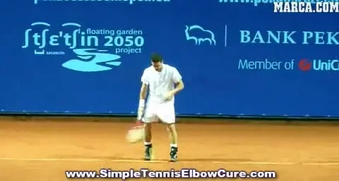 VIDEO / El este primul jucator de tenis care a SIMULAT o accidentare pe teren! :))