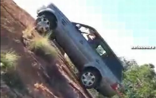 VIDEO senzational! Ai vazut vreodata o masina care se catara pe PERETI? Asta poate!