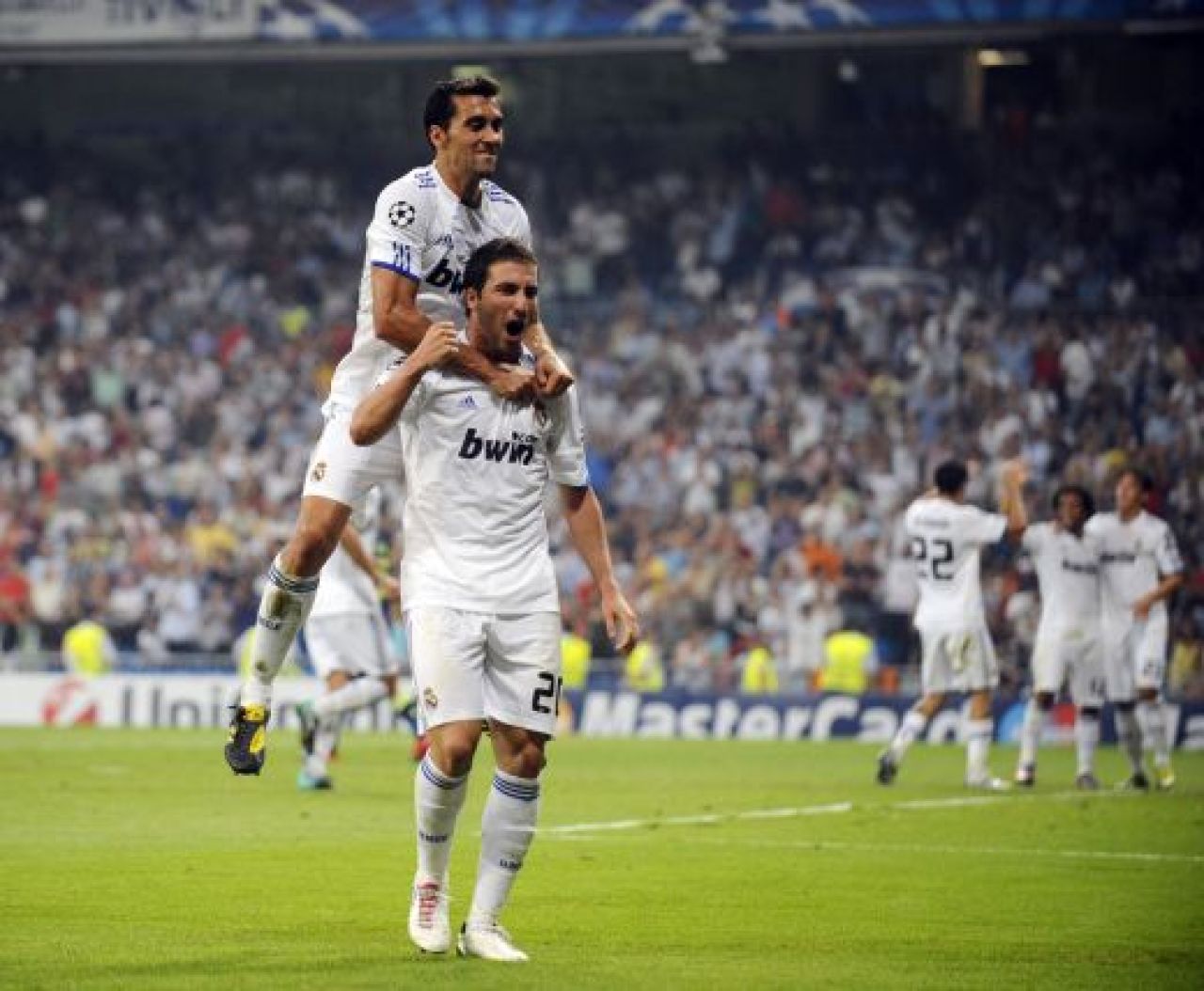 VIDEO SHOW TOTAL IN LIGA: Arsenal 6-0 Braga, Real 2-0 Ajax, Milan 2-0 Auxerre, Bayern 2-0 Roma, Zilina 1-4 Chelsea!_11