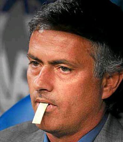 FOTO / Mourinho a gasit calea spre Zen! Antrenorul Realului a stat cuminte in banca lui la meciul cu Ajax pentru ca era ocupat cu... guma de mestecat!_2