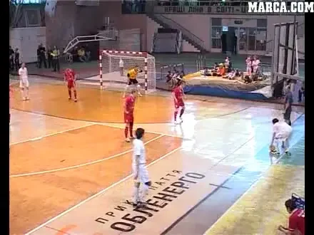 Pasa cu capul din lovitura libera! Cel mai NEBUN mod de a executa o lovitura libera: