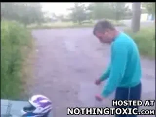 Cel mai nou sport in Rusia: bautorul de vodka vs. casca de motociclist!