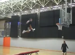 VIDEO GENIAL! Circarii joaca baschet! Astea sunt cele mai spectaculoase cosuri de anul asta!