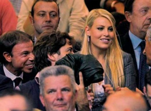 Este blonda, are 26 de de ani si intr-o zi va CONDUCE Milanul! Vezi cum arata fata lui Berlusconi: