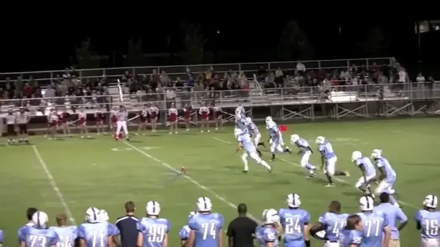 VIDEO! Cel mai PROST jucator de fotbal american! S-a dat singur cu capul de bara :))