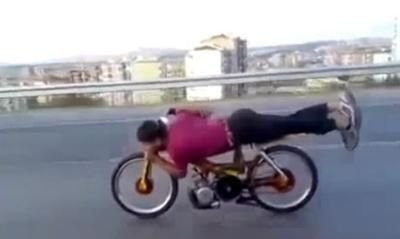 VIDEO / Cea mai tare pozitie in care poti conduce o motocicleta&nbsp;cu 140 km/h: pe burta!