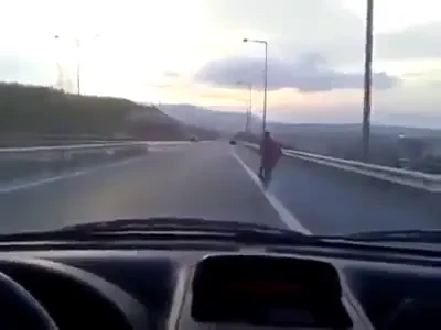 VIDEO / Cea mai tare pozitie in care poti conduce o motocicleta cu 140 km/h!