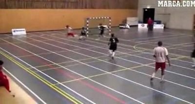 VIDEO / Super SCHEMA! Vezi o capodopera de gol la fotbal in sala: