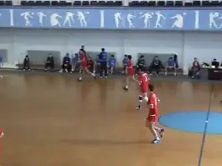 VIDEO! Un portar de handbal, UMILIT cu cea mai tare schema copiata din baschet!