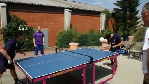 VIDEO SUPER TARE! Ai mai vazut vreodata PING PONG cu capul? Te bagi?