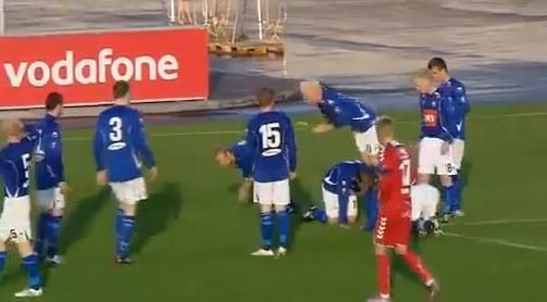 GENIAL! Islandezii vin cu o noua inventie nebuna dupa gol: Au facut PISCINA UMANA! VIDEO :))