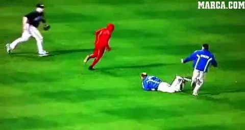 VIDEO Mai tare ca Jimmy Jump! Asta e prima FANTOMA care a patruns pe un teren de sport!