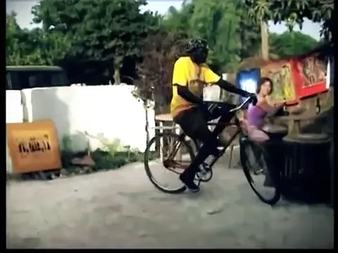 VIDEO: El EE Ce poate face un senegalez pe o bicicleta? Breakdance!