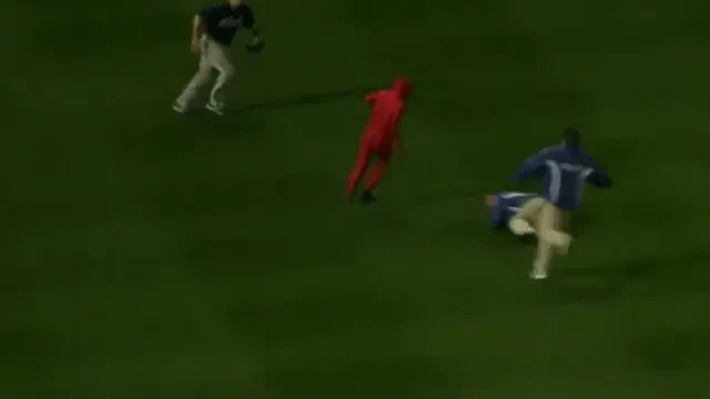 VIDEO: Placaj mortal! Ce a patit un extraterestru intrat pe teren la un meci de baseball :)