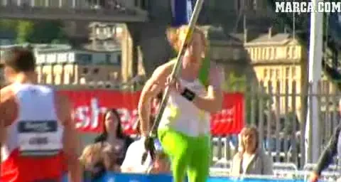 L-a tradat prajina! Cel mai bun saritor al momentului a aterizat langa saltea!