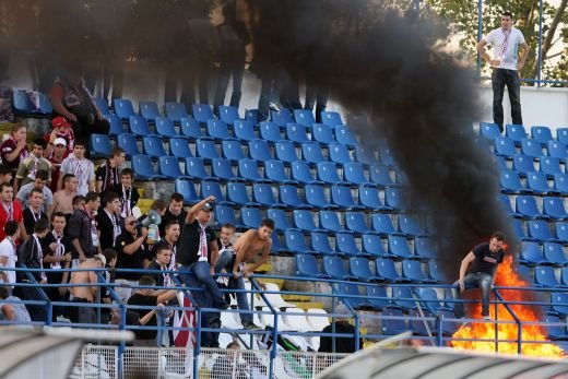 FOTO Fanii CFR-ului, disperati! Au incendiat peluza dupa meciul cu Universitatea Cluj!