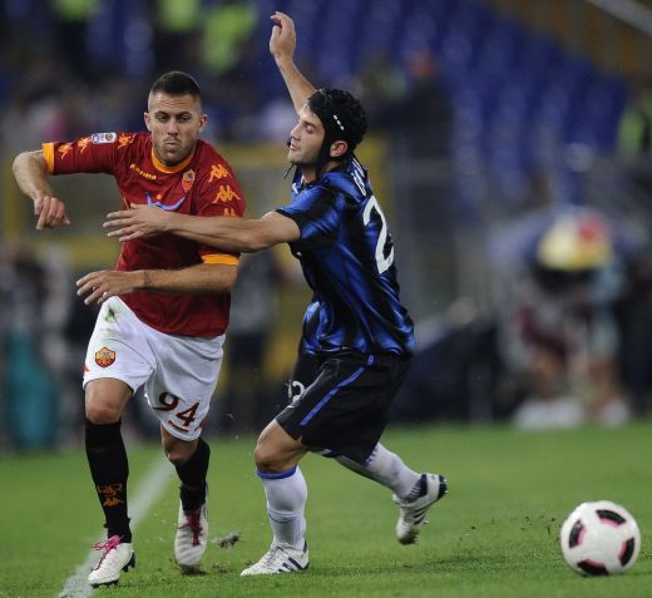 ORIBIL si REVOLTATOR! 60.000 de oameni il injura pe Chivu! Capitanul Romaniei a vrut sa opreasca Roma-Inter_3