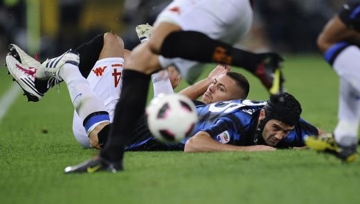 ORIBIL si REVOLTATOR! 60.000 de oameni il injura pe Chivu! Capitanul Romaniei a vrut sa opreasca Roma-Inter_4