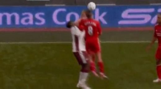 VIDEO! Gerrard, intrare CRIMINALA la Welbeck! L-a facut KO cu un cot in gura!