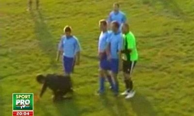 FOTBAL KOMBAT! Imagini SOCANTE de la un meci din judet: Un arbitru, luat la bataie de o echipa intreaga! VIDEO