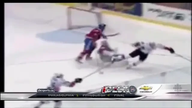 VIDEO: Un antrenor de hochei a luat-o razna si a vrut sa bata arbitrul! Jucatorii de pe banca s-au prapadit de ras :)