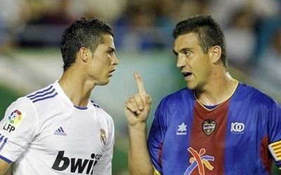 VIDEO / Cine ar fi crezut? Ronaldo STIE sa faca si tacklinguri murdare: