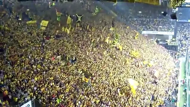 VIDEO SENZATIONAL: You ll never walk alone cantat de cea mai mare peluza din Europa!