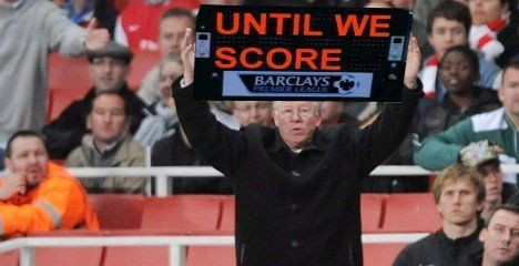 VIDEO / Un arbitru mafiot FURA victoria Stelei! Vezi istoria scandaloasa a polonezului Marcin Borski! A fost batut de suporteri pe teren!!!