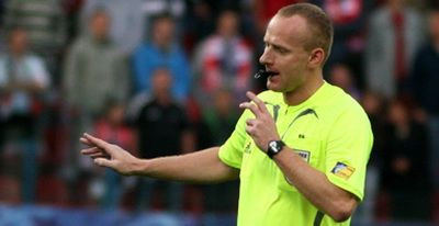 Un oficial al Stelei, acuzat ca l-a scuipat pe arbitru! Steaua risca suspendarea terenului!