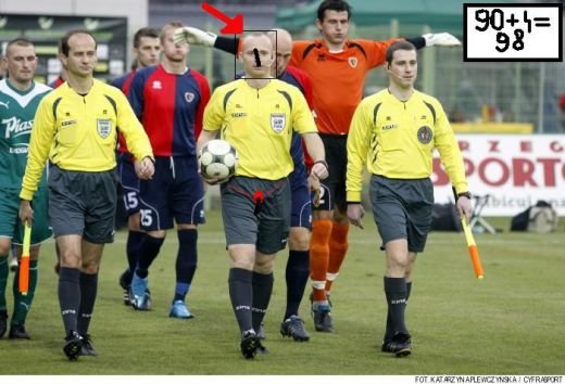 Fanii Stelei catre arbitrul polonez: 