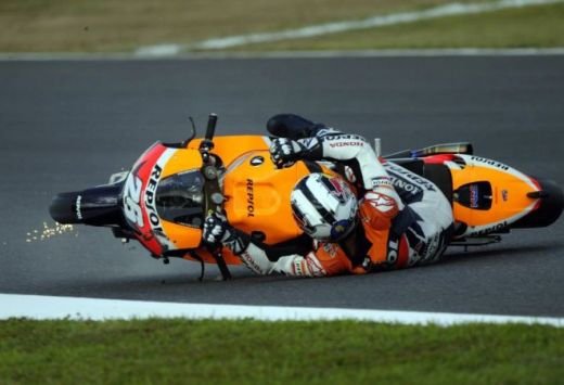 Imagini socante! Dani Pedrosa: tripla fractura de clavicula! Vezi accidentul care l-a scos din lupta pentru titlul mondial!_4