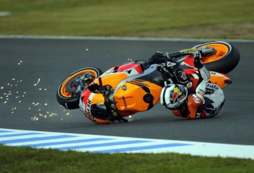 Imagini socante! Dani Pedrosa: tripla fractura de clavicula! Vezi accidentul care l-a scos din lupta pentru titlul mondial!_5