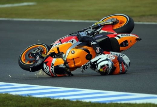 Imagini socante! Dani Pedrosa: tripla fractura de clavicula! Vezi accidentul care l-a scos din lupta pentru titlul mondial!_6