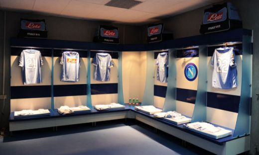 Ultima aroganta a lui Napoli la adresa Stelei: ce poza si-a pus antrenorul Mazzari in vestiar!:)_2
