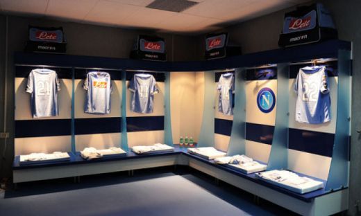 Ultima aroganta a lui Napoli la adresa Stelei: ce poza si-a pus antrenorul Mazzari in vestiar!:)_2