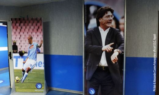 Ultima aroganta a lui Napoli la adresa Stelei: ce poza si-a pus antrenorul Mazzari in vestiar!:)_4