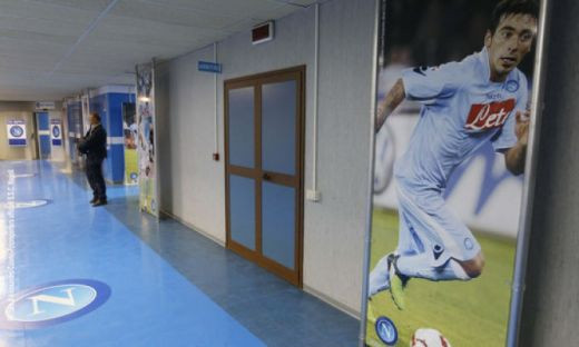 Ultima aroganta a lui Napoli la adresa Stelei: ce poza si-a pus antrenorul Mazzari in vestiar!:)_5