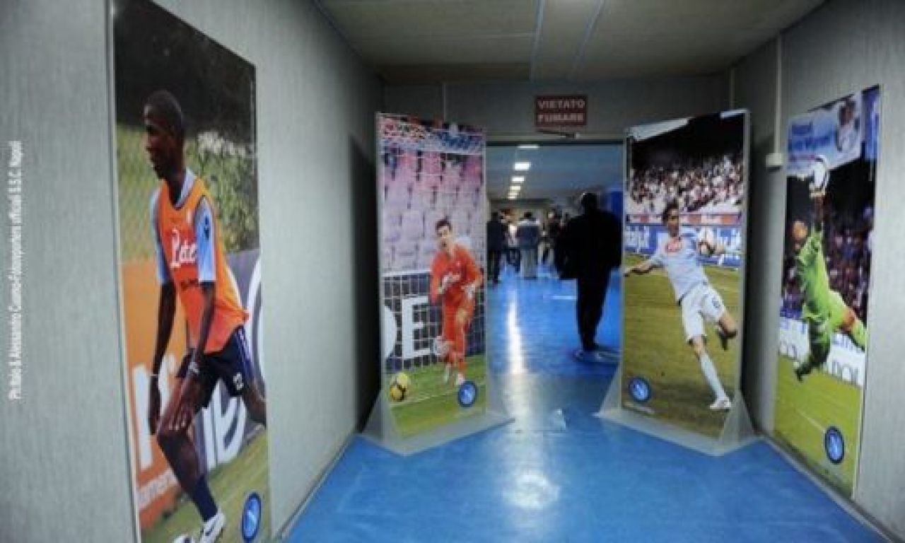 Ultima aroganta a lui Napoli la adresa Stelei: ce poza si-a pus antrenorul Mazzari in vestiar!:)_7
