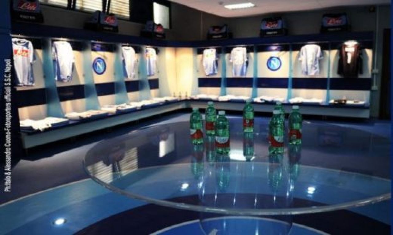 Ultima aroganta a lui Napoli la adresa Stelei: ce poza si-a pus antrenorul Mazzari in vestiar!:)_8