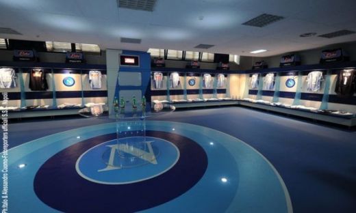 Ultima aroganta a lui Napoli la adresa Stelei: ce poza si-a pus antrenorul Mazzari in vestiar!:)_9