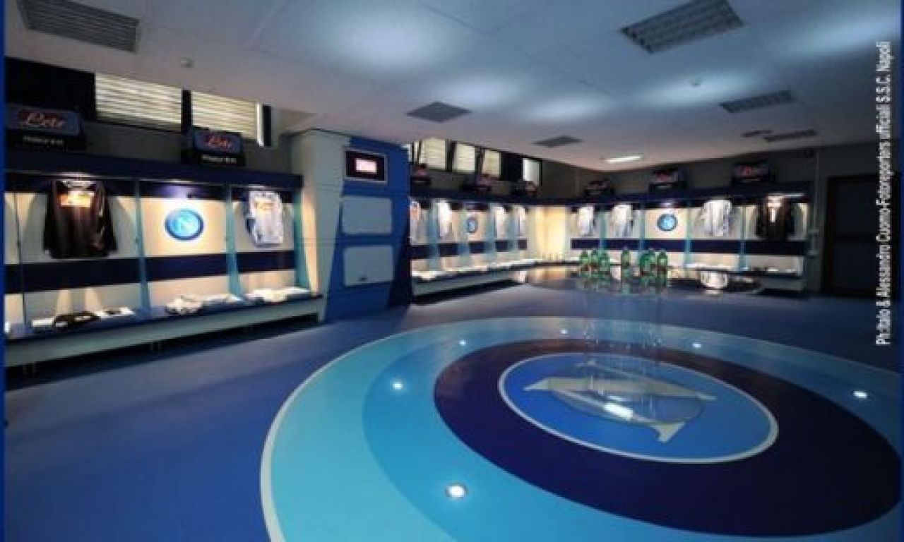 Ultima aroganta a lui Napoli la adresa Stelei: ce poza si-a pus antrenorul Mazzari in vestiar!:)_11