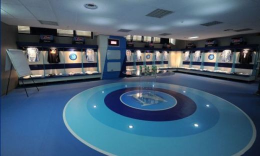 Ultima aroganta a lui Napoli la adresa Stelei: ce poza si-a pus antrenorul Mazzari in vestiar!:)_14